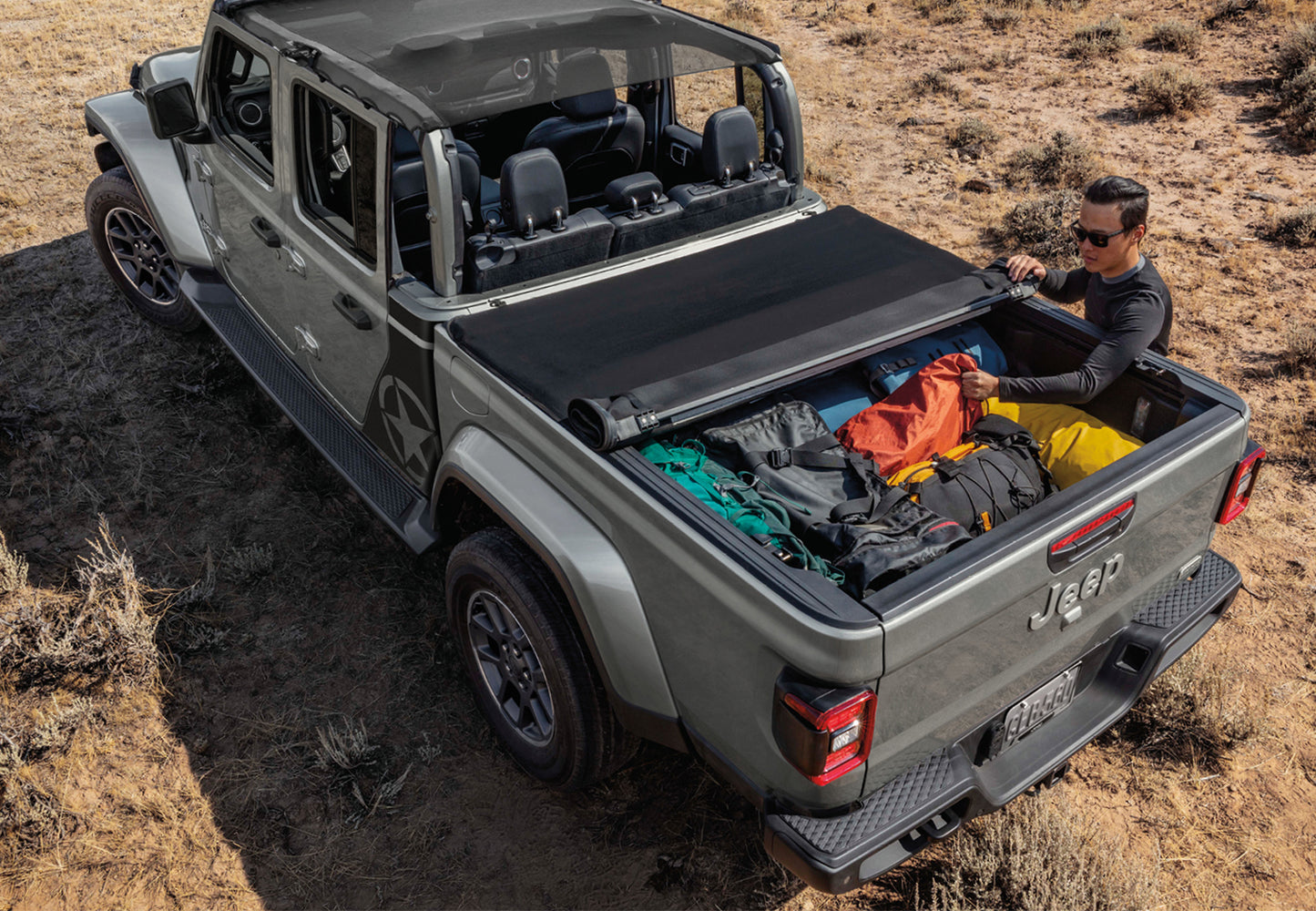 82215617 Jeep Mopar Tonneau Cover , Gladiator installed